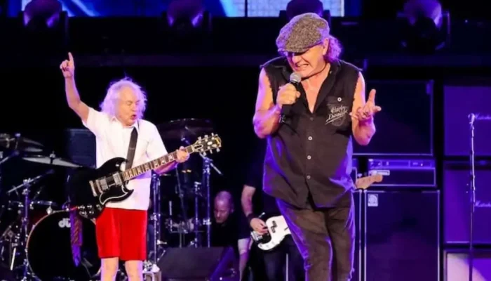 Angus Young e Brian Johnson em apresentação recente do AC/DC durante a 'Power Up Tour' Foto: Ch...