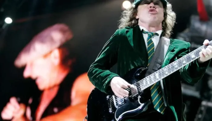 Angus Young, da banda australiana AC/DC, em show no estádio do Morumbi para platéia lotada, em ...