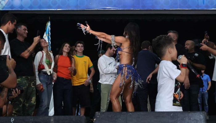 Dua Lipa acompanha Sabrina Sato em ensaio da Unidos de Vila Isabel Foto: Anderson Bordê/AG News